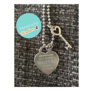 RARE HOOTERS Tiffany & Company Heart & Key Pendant with chain